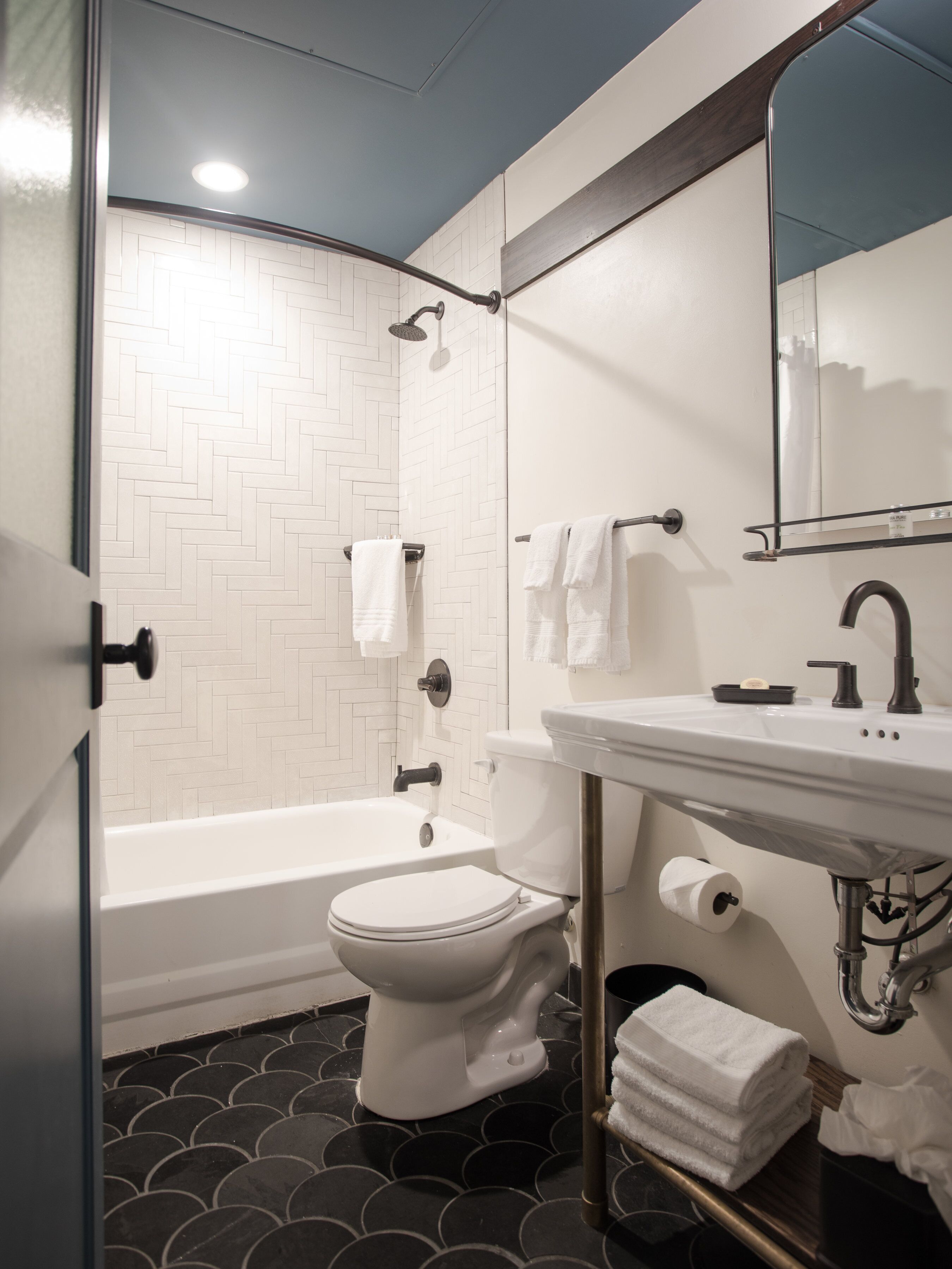 combined shower/bathtub, eco-friendly toiletries, hair dryer, towels