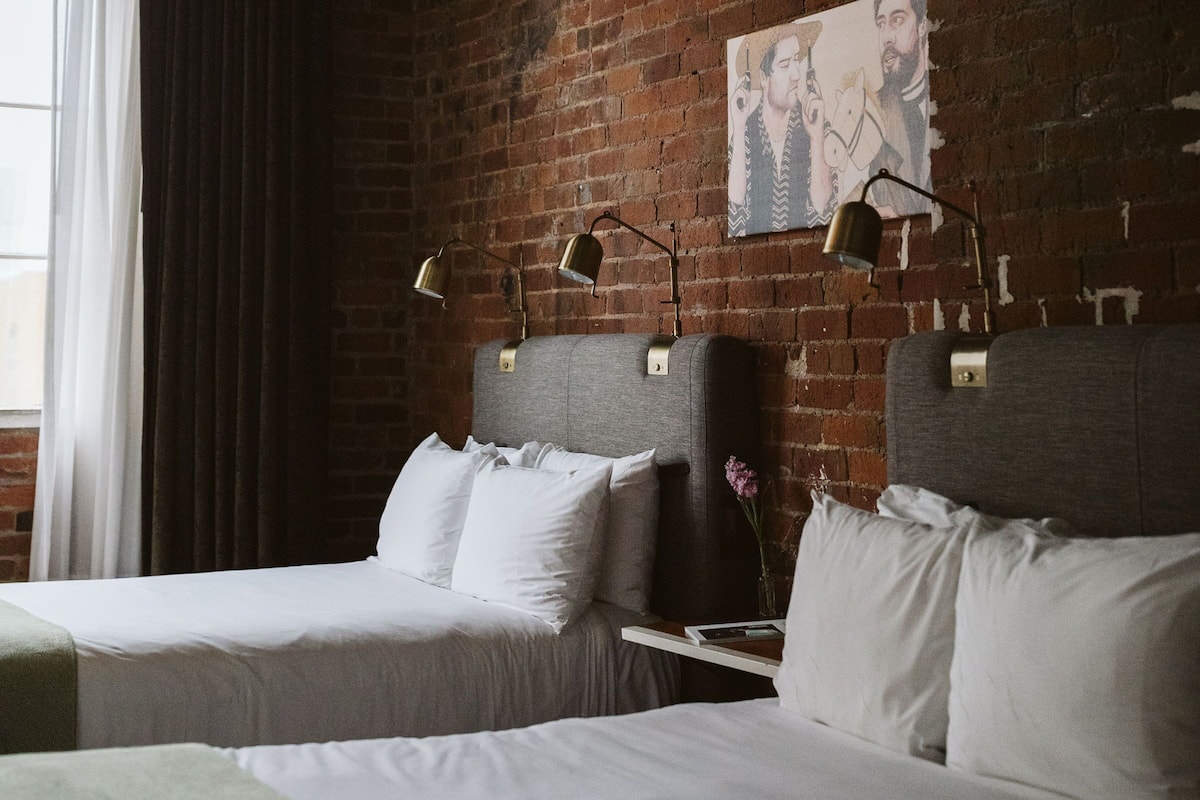 Premium kamer, 2 tweepersoonsbedden | Luxe beddengoed, donzen dekbedden, een minibar, een kluis op de kamer