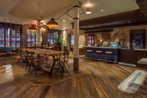 Hochwertige Bettwaren, Daunenbettdecken, Minibar, Zimmersafe