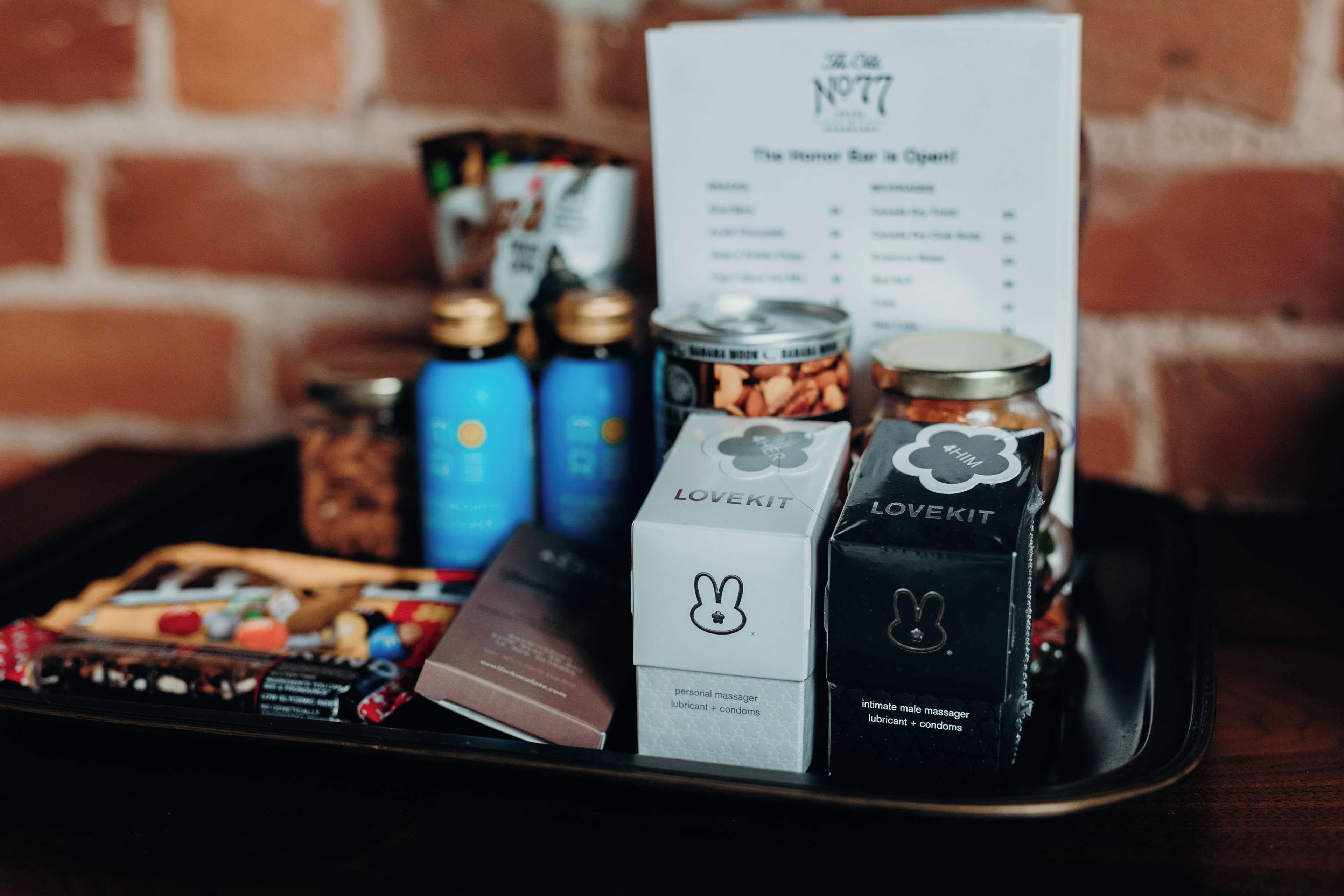 Een dienblad met diverse items, waaronder een menukaart, potten en dozen met de tekst 'LOVEKIT'.