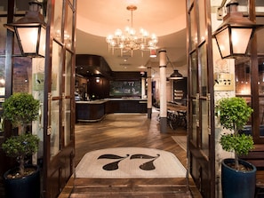 Bar-salon dans le hall