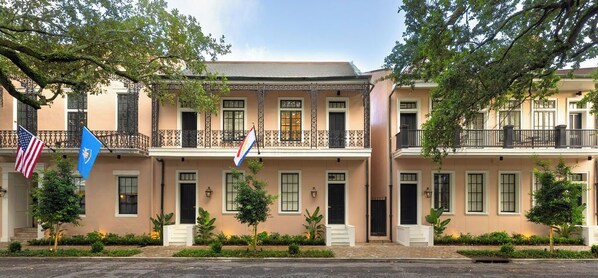 Ein zweistöckiges Gebäude mit einer symmetrischen Fassade, zahlreichen Fenstern und einem zentralen Eingang.