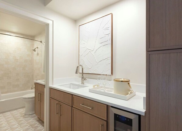 Un baño moderno con ducha, inodoro y lavamanos.