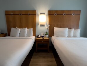 Habitación doble superior, 2 camas dobles | Ropa de cama de alta calidad, caja fuerte, escritorio y cortinas opacas