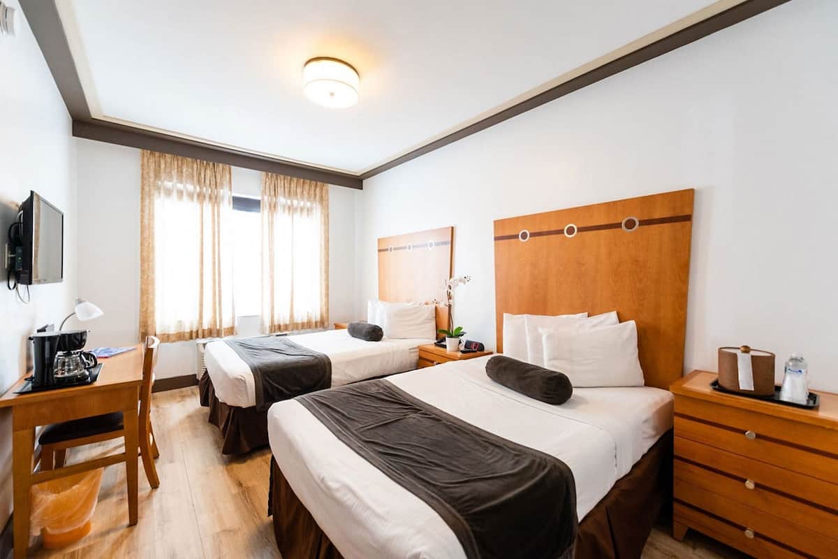Ropa de cama de alta calidad y caja de seguridad en la habitación