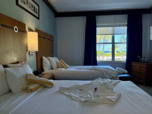 Ocean Front 2 Double Beds  | เครื่องนอนระดับพรีเมียม, ตู้นิรภัยในห้องพัก, โต๊ะทำงาน, ผ้าม่านกันแสง