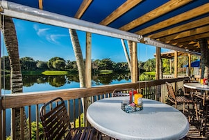 供应午餐和晚餐，美洲菜，泳池景观