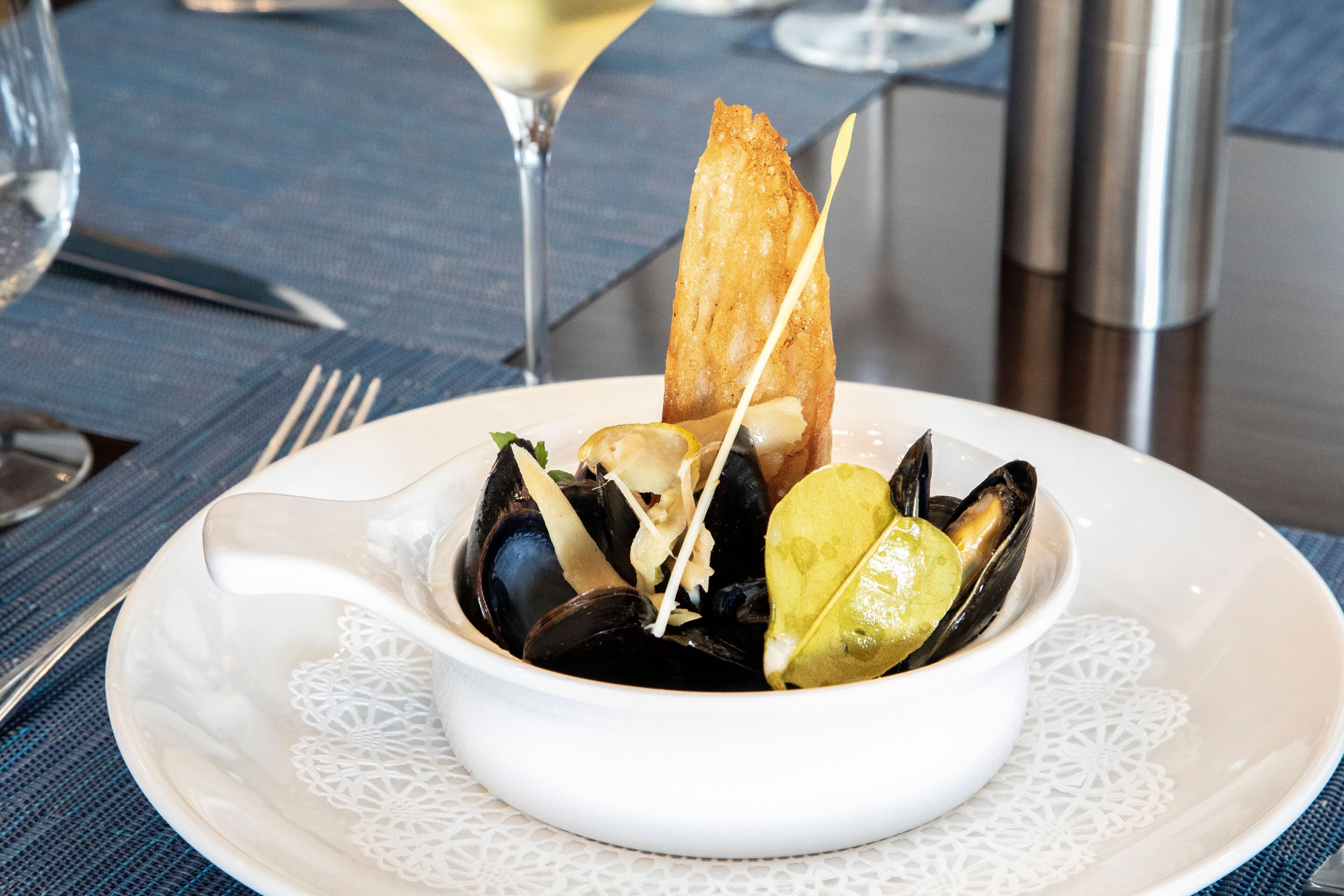 lunch, dinner served; american cuisine, pool views