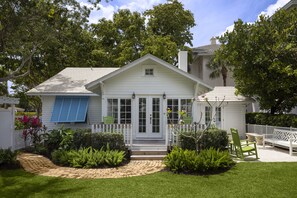 Premium Cottage | Tempur-Pedic beds, minibar, in-room safe, iron/ironing board - The Capri Inn (Naples)