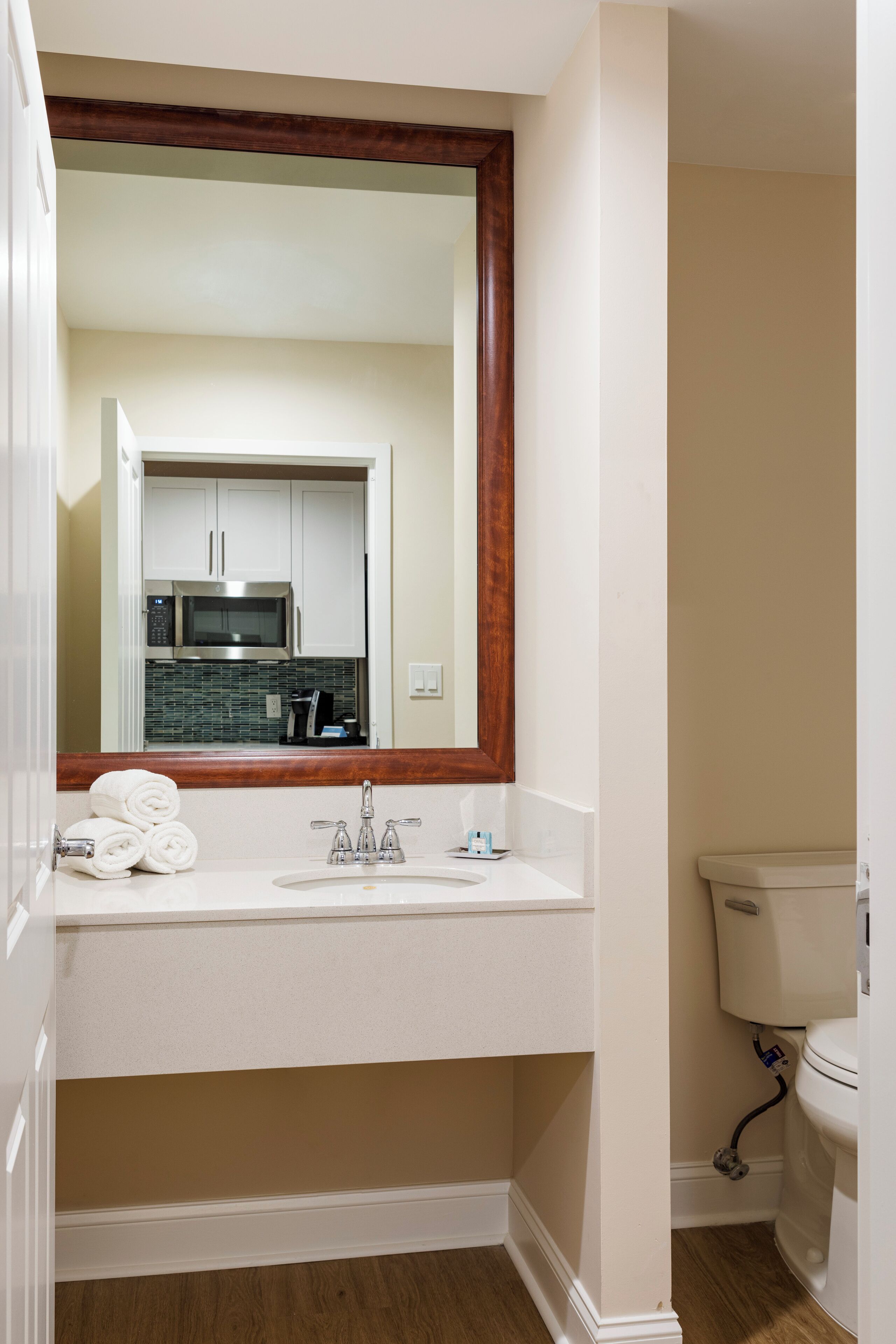 suite, 1 king bed | bathroom | separate bathtub and shower, free toiletries, hair dryer, towels