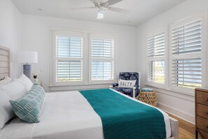 Cottage (Coquina) | Tempur-Pedic beds, minibar, in-room safe, iron/ironing board - The Capri Inn (Naples)