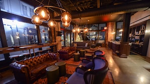 Un espace salon confortable avec des canapés en cuir, un bar à café et un sapin de Noël.