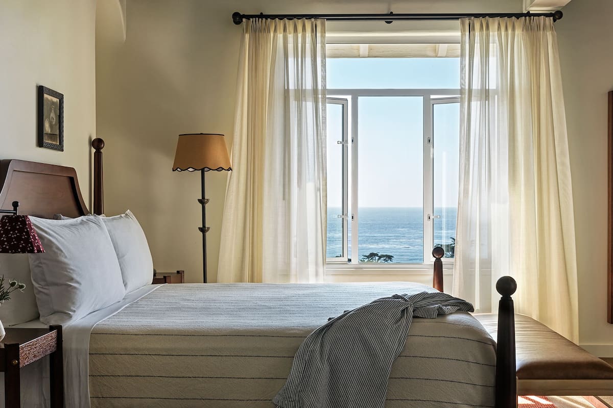 premium bedding, minibar, wifi, bed sheets