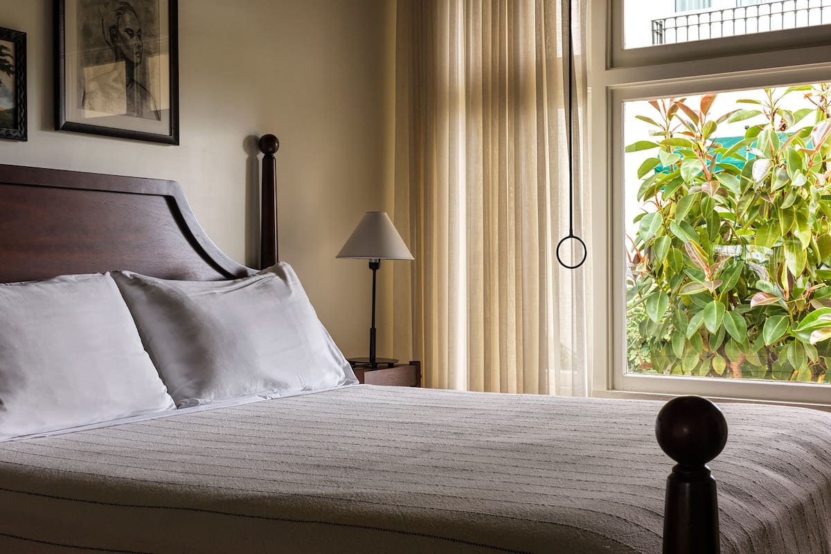 Premium bedding, minibar, WiFi, bed sheets
