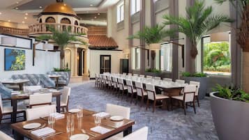 5 restaurantes: opção de café da manhã, almoço e jantar