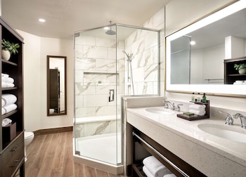 Villa, 2 Bedrooms | Bathroom | Designer toiletries, hair dryer, bathrobes, towels at Caribe Royale Orlando