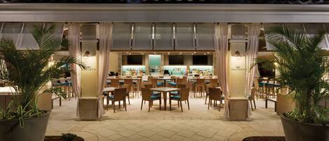 5 restaurantes, se sirven desayunos, comidas, cenas y cocina italiana
