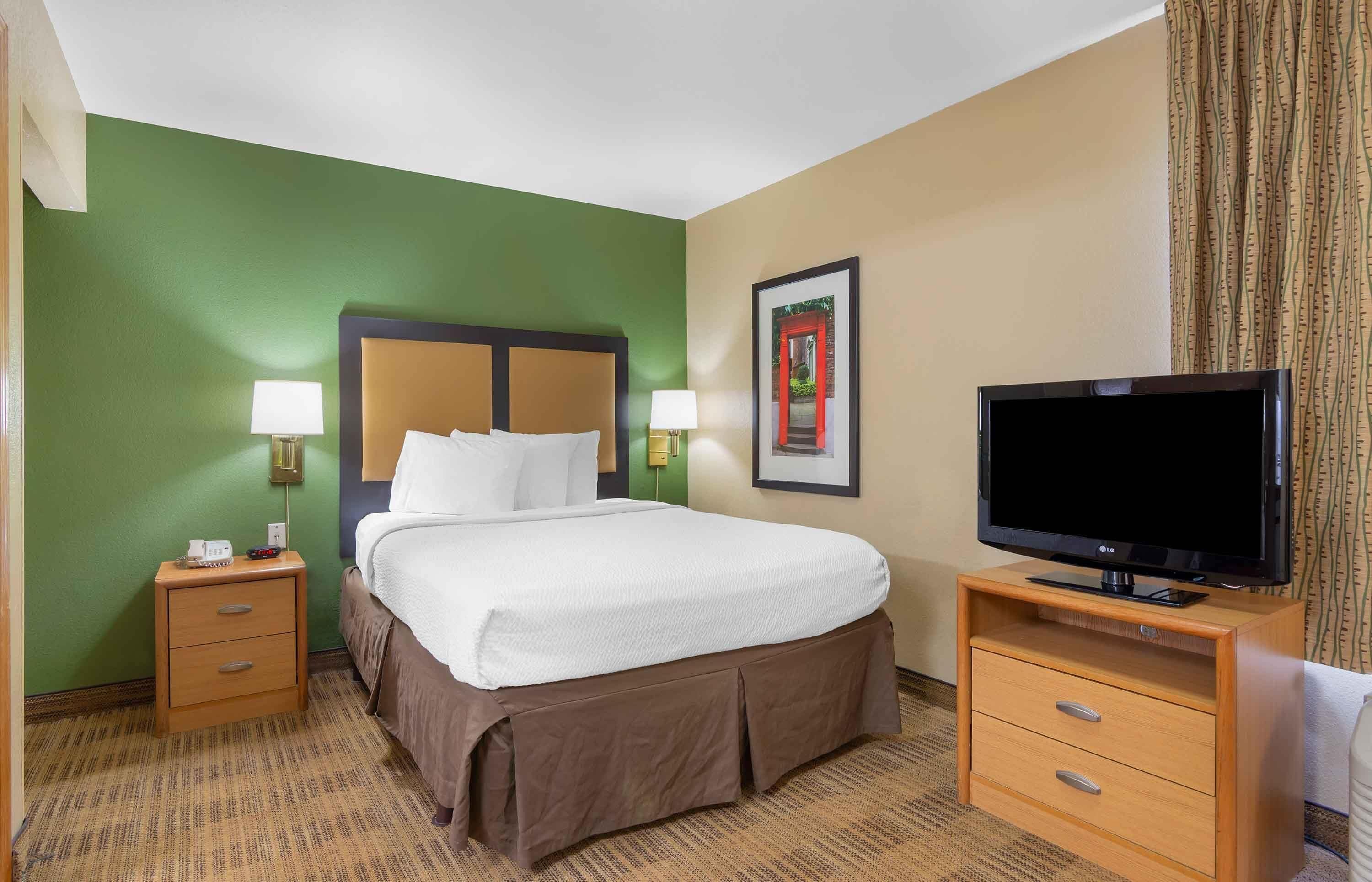 Deluxe Studio, 1 Queen Bed with Sofa bed, Non Smoking | Desk, iron/ironing board, free WiFi, bed sheets