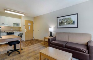 Monolocale Deluxe, 1 letto king con divano letto, non fumatori | Una scrivania, postazione laptop, ferro/asse da stiro, Wi-Fi gratuito