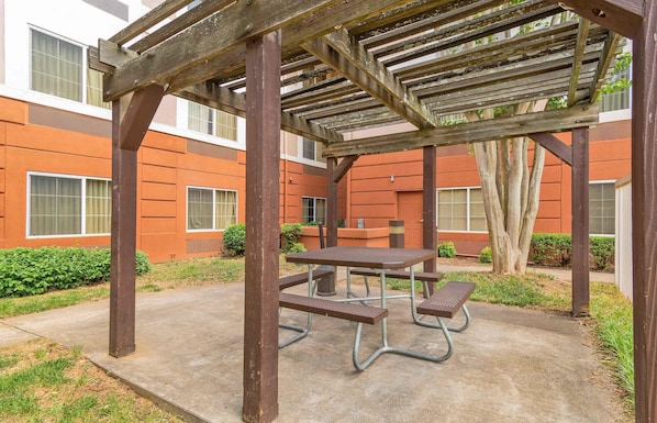 BBQ/picnic Area - Extended Stay America Select Suites Atlanta Marietta Wildwoo (Atlanta)