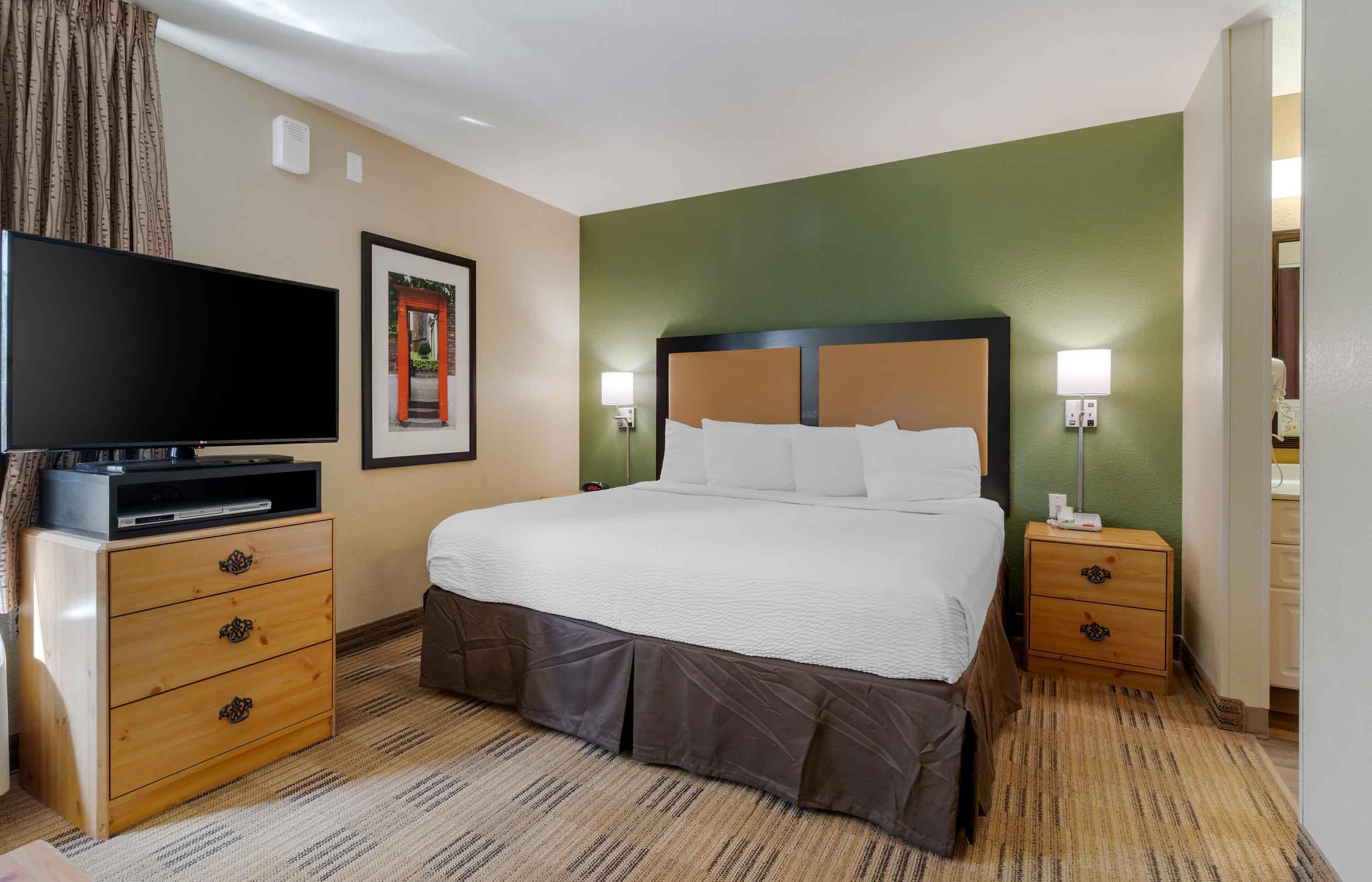 Deluxe Studio, 1 King Bed with Sofa bed, Non Smoking | Desk, iron/ironing board, free WiFi, bed sheets