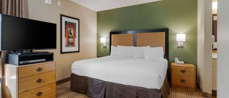 Deluxe Studio, 1 King Bed with Sofa bed, Non Smoking | Desk, laptop workspace, iron/ironing board, WiFi (free)