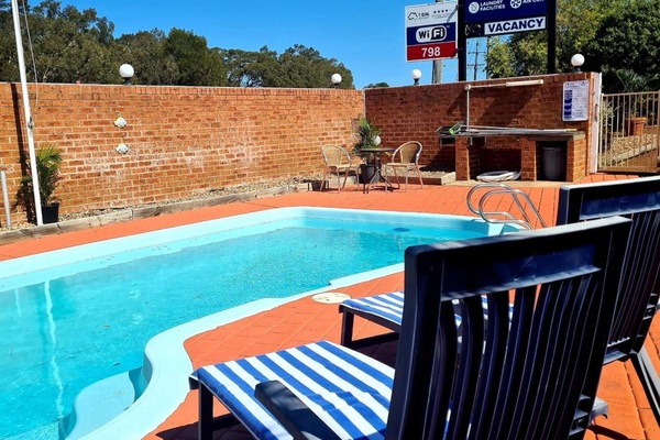 Piscina a l'aire lliure (horari: 07:00-08:00), para-sols i gandules