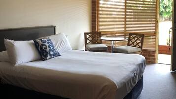 Desk, laptop workspace, iron/ironing board, free WiFi