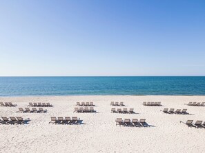 Plage privée, chaise longue, parasol, serviettes de plage