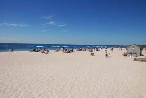 Praia particular, espreguiçadeiras, guarda-sóis, toalhas de praia 