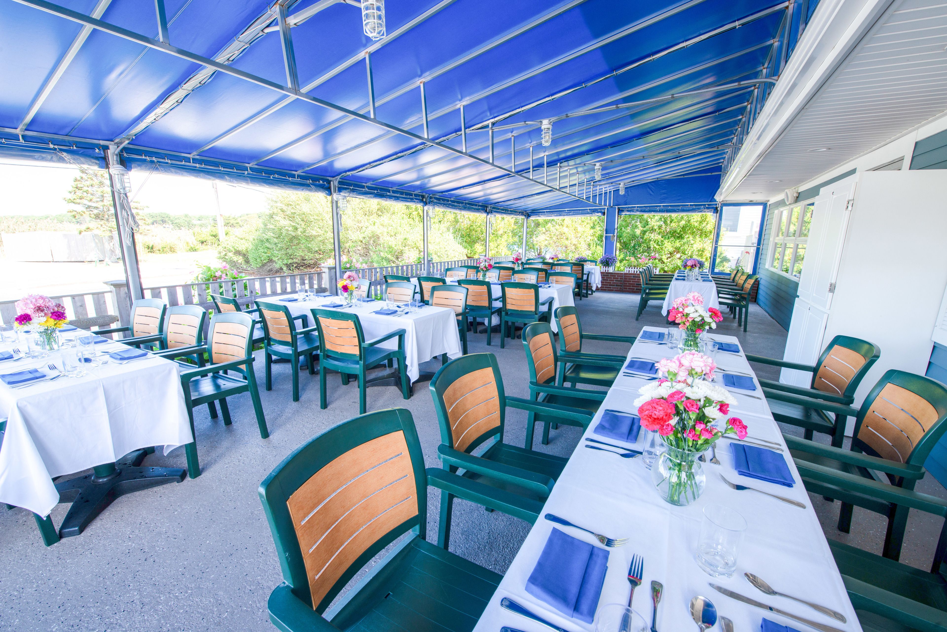 breakfast and lunch served, al fresco dining