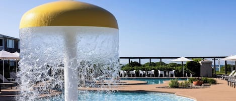 Innenpool, Außenpool (je nach Saison geöffnet), Sonnenschirme