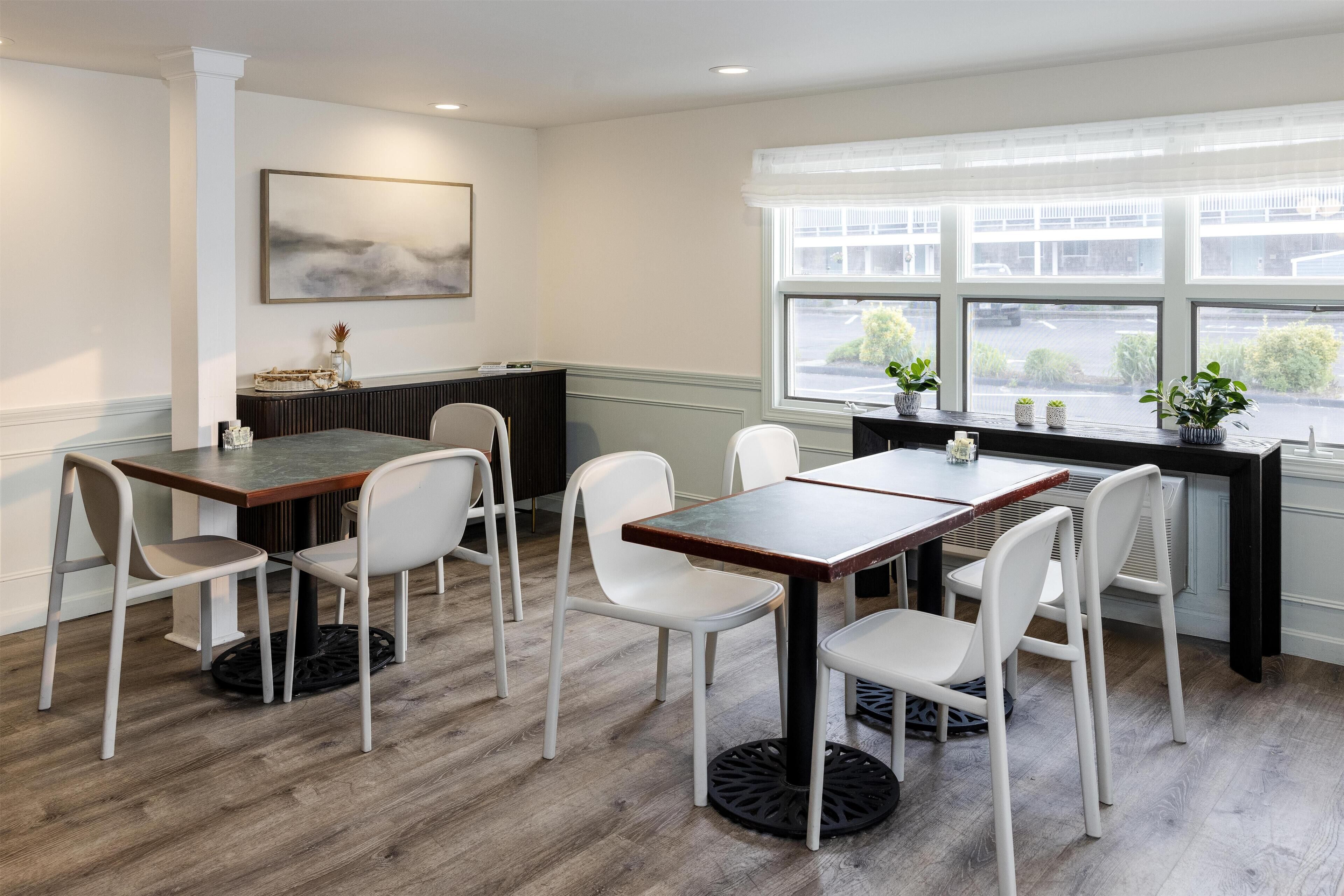 Melayani sarapan dan makan siang dengan santap malam alfresco 