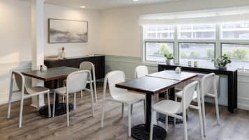 Breakfast and lunch served, alfresco dining