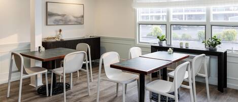 Petit déjeuner et déjeuner servis sur place, restauration en plein air