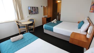 Executive Twin room | Sängtillbehör av högsta kvalitet, bäddmadrasser och skrivbord