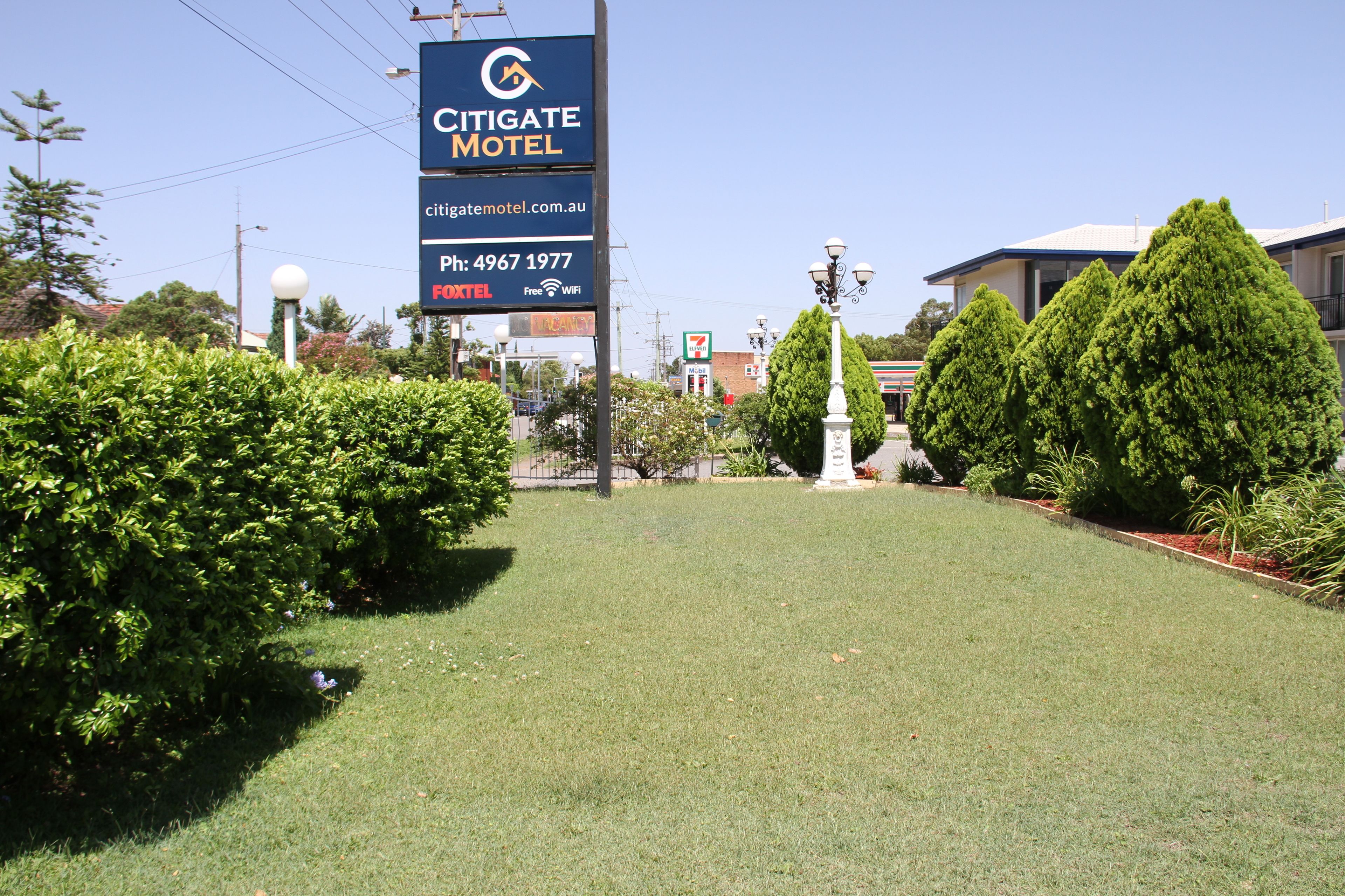 A sign for the Citigate Motel with a contact number and website.