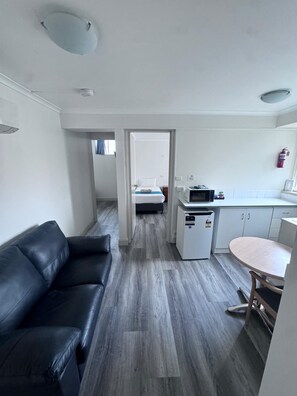 Family Suite, 2 Bedrooms | Living area - Citigate Motel Newcastle (Mayfield West)