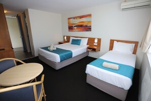 Ropa de cama de alta calidad, colchones con pillow-top y escritorio 