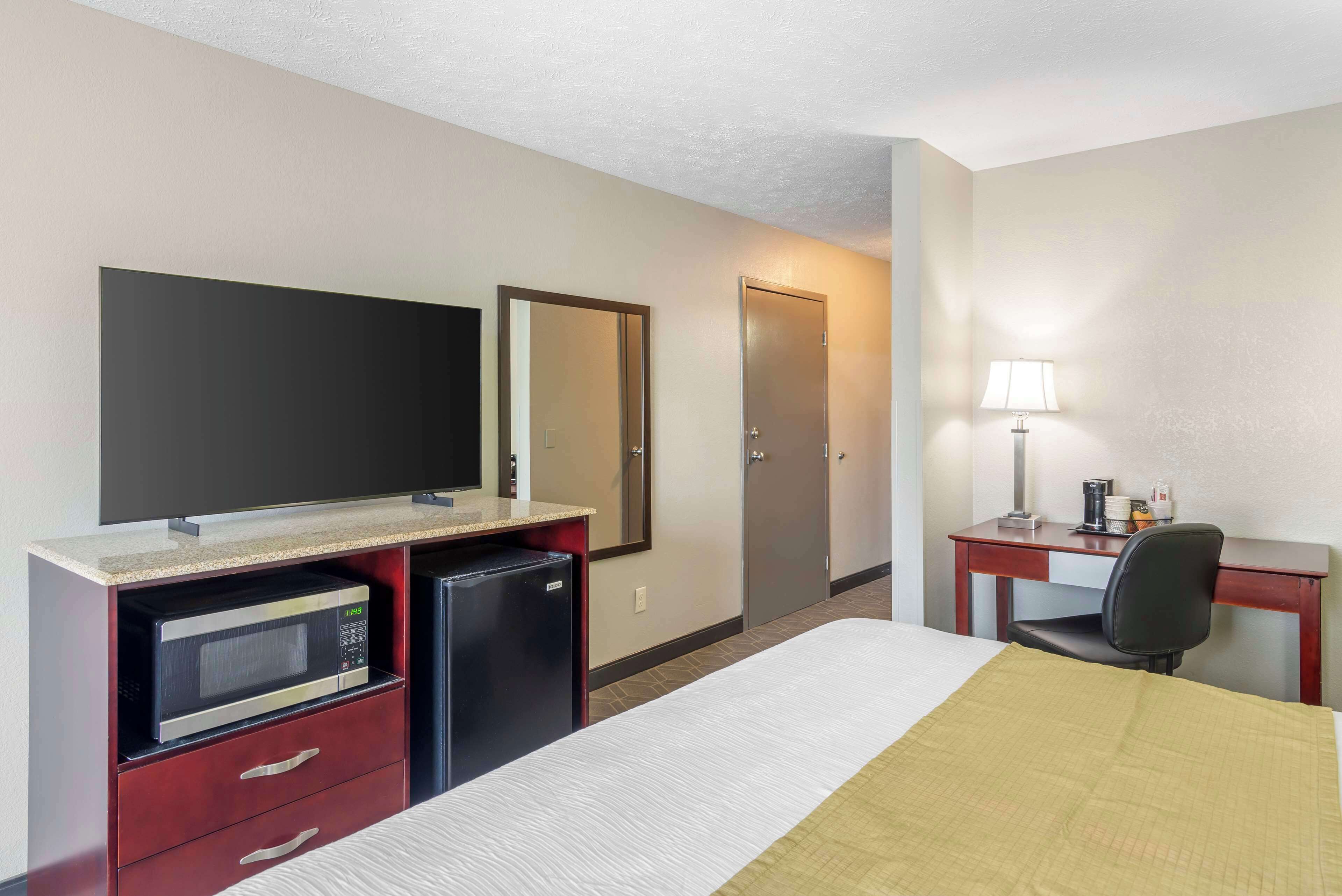 standard room, 1 king bed, non smoking, refrigerator & microwave | pillow-top beds, desk, laptop workspace, blackout curtains