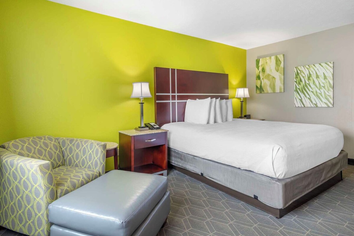 Pillowtop beds, desk, laptop workspace, blackout drapes