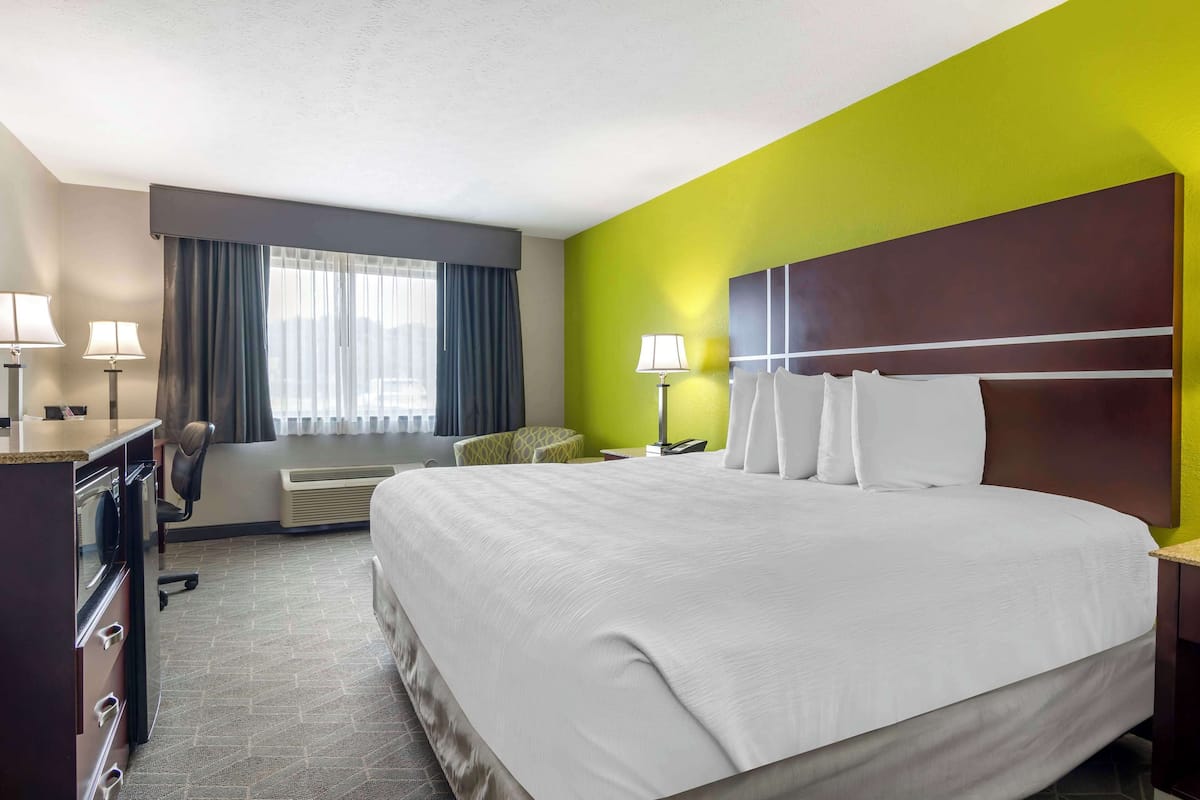 Standard Room, 1 Katil Raja (King), Accessible, Bathtub | Tilam berlapik, meja, ruang kerja komputer riba