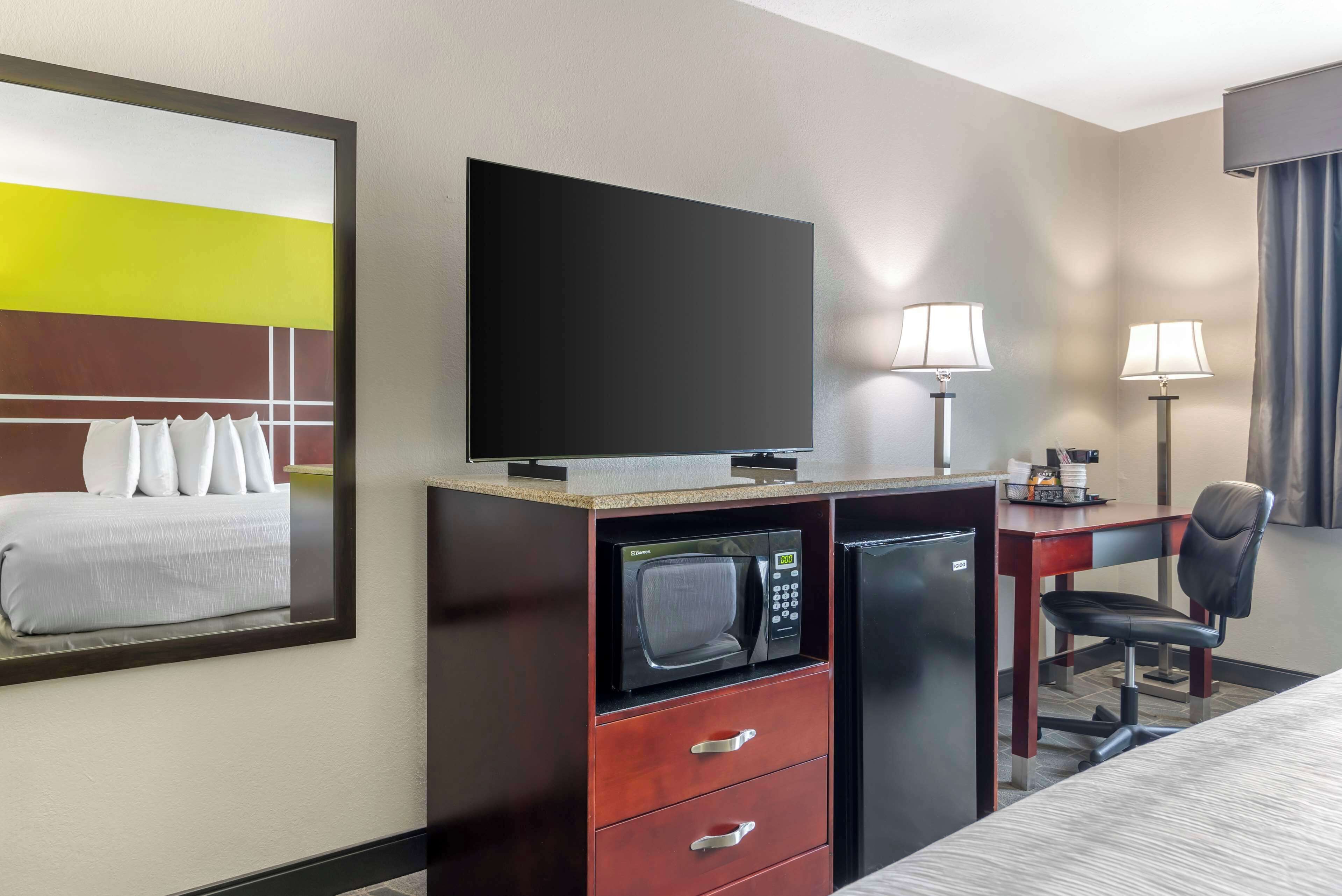 standard room, 1 king bed, accessible, bathtub | pillow-top beds, desk, laptop workspace, blackout curtains