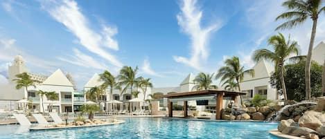 3 piscines extérieures, cabanons gratuits, parasols de plage