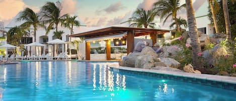 3 つの屋外プール、カバナ (無料)、プール パラソル