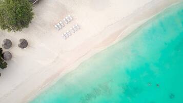Una playa cerca, arena blanca, traslado desde/hacia la playa gratis