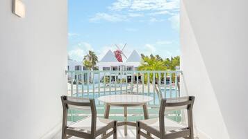 Zimmer, 2 Queen-Betten, Nichtraucher (Pool View) | Pool | 3 Außenpools, Cabañas (kostenlos), Sonnenschirme