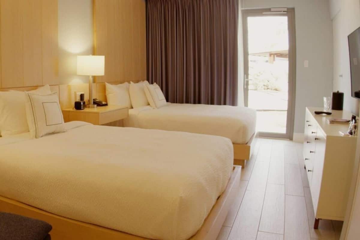 In-room safe, laptop workspace, blackout drapes, iron/ironing board