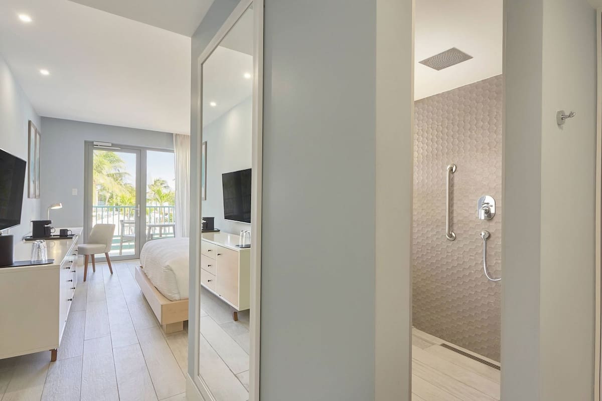 In-room safe, laptop workspace, blackout drapes, iron/ironing board