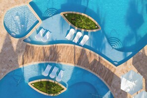 3 outdoor pools, free cabanas, pool umbrellas - Courtyard by Marriott Aruba Resort (Noord)